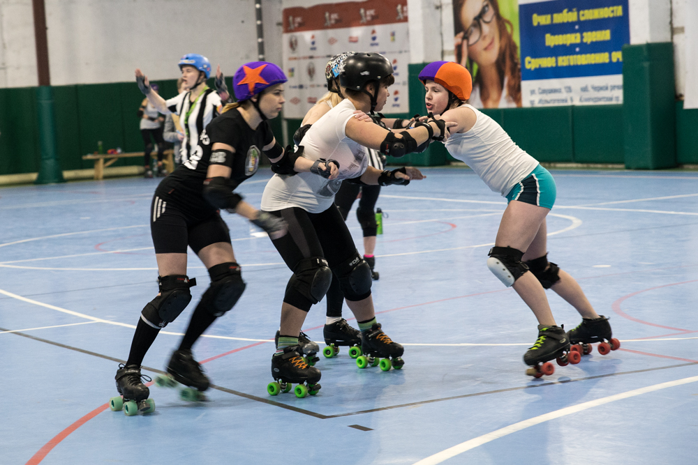 «Официальный феминистский спорт»: что такое роллер-дерби — история единственной в России команды