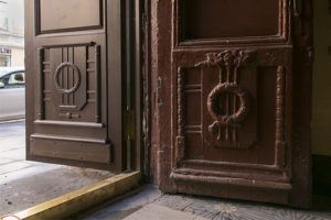 На Большом проспекте Петроградской стороны заменили двери домов. Вот как они теперь выглядят