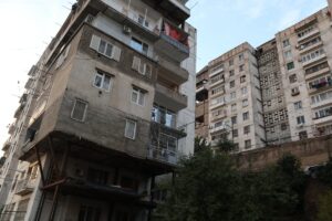 «Это Вавилонская башня». Почему на домах в Грузии есть пристройки и как их строительство регулирует закон