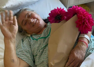 Цветочница Нато с площади Свободы попала в больницу. Одна из постоянных покупательниц навестила ее там с георгинами 🌺