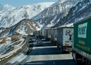 «Это нанесет по нам большой удар». Более 100 грузинских дальнобойщиков депортировали из России