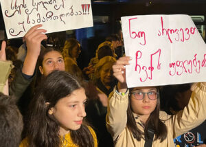 «Строительство продолжается два года, и теперь мы узнаем, что разрешение на работы до сих пор не выдано». Подробности протеста у школы №10