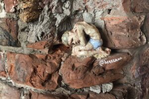 Видели фигурки человечков в трещинах петербургских домов? Эти «заплатки» для города — работы художницы Екатерины Березиной