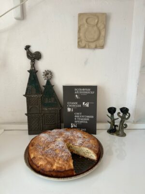 Полусекретный книжный в квартире открыли в Тбилиси — с выпечкой, местом для работы и библиотекой на чувашском