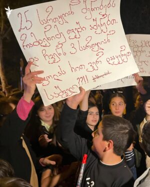 Школьникам, дважды перекрывшим улицу Дадиани на этой неделе, выделили помещение для учебы