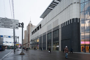 В Петербурге открыли самый большой торговый центр за девять лет. Как устроен «Голливуд» у «Пионерской» и какие магазины там будут