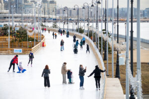 Где покататься на коньках этой зимой? Каток у колеса обозрения и ледовое поле с подогреваемым бассейном