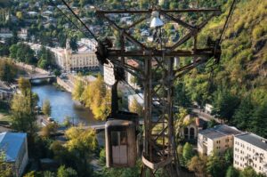 Гид по Чиатуре — индустриальной жемчужине Имерети. Осмотрите местные сталинки, столп будто из «Аватара» и прокатитесь на канатках