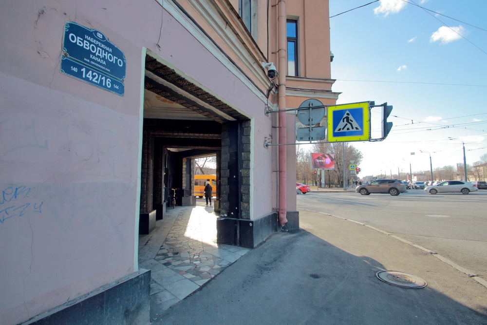 Пешеходная арка в доме по адресу Набережная Обводного канала, 142. Фото: Дмитрий Ратников / «Канонер»