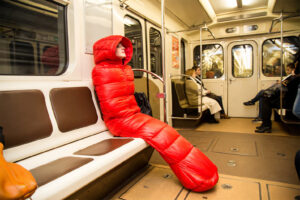 Самый странный мем января — «самонадутие» и кинк на болоньевую одежду. Мы поговорили с петербургскими фанатами пуховиков, их производителями и сексологами