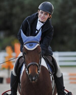 «У меня две жизни — одна в сапогах-говнодавах, вторая — в школе современного искусства». Как преподавательница спасла коня в Грузии, и теперь у нее пять лошадей