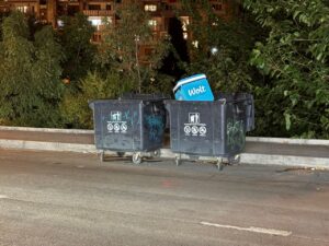 Wolt, Glovo и Bolt заявили, что не будут сотрудничать с иностранными курьерами без постоянного вида на жительство в Грузии