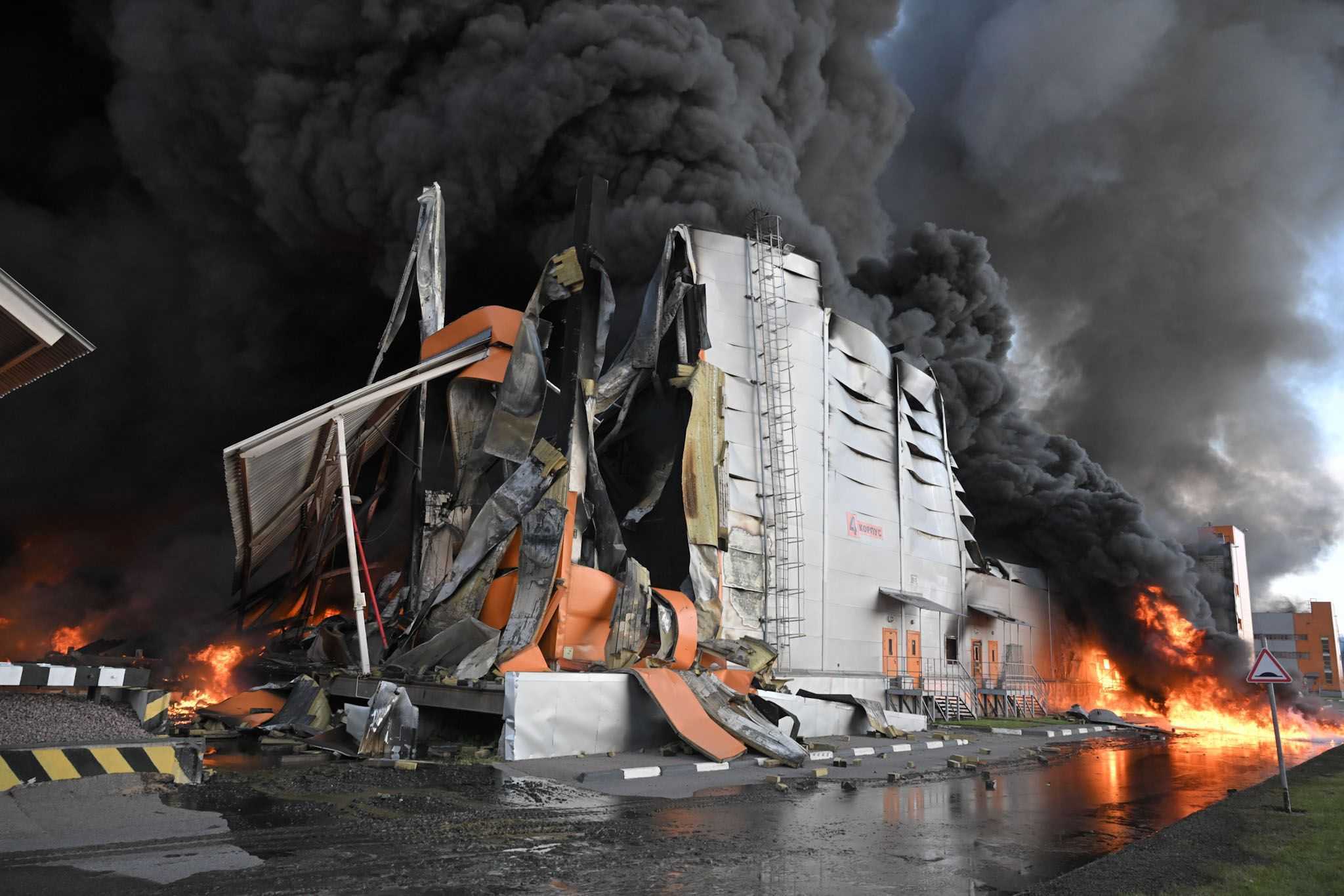 Горящие стены логистического центра «Уткина Заводь».Фото: «Бумага»