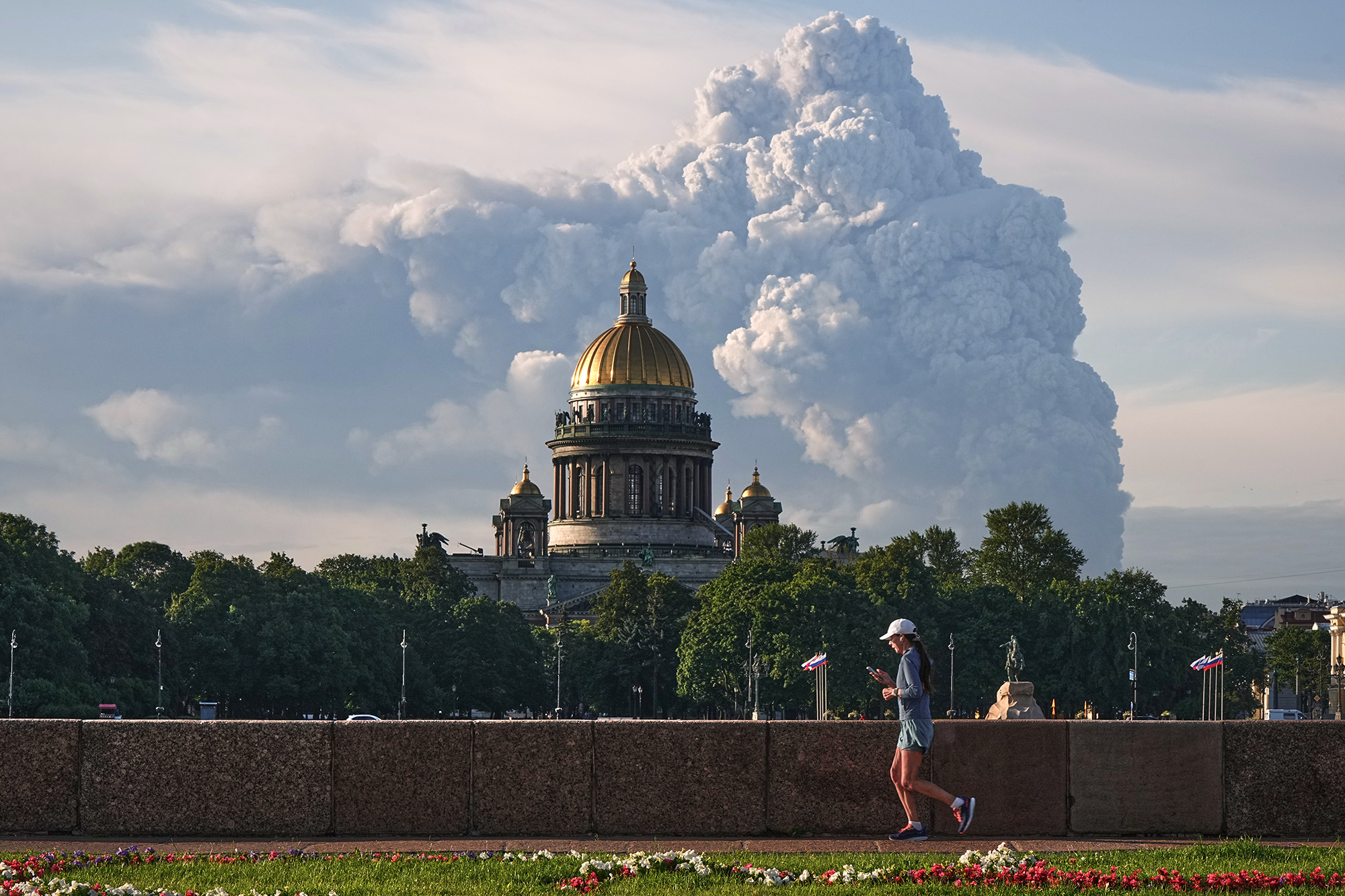 Столб дыма был хорошо виден из центра. Фото: AP/TASS