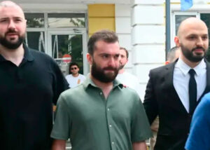 Адвокаты мужчины, ударившего туристку в Кахети, заявили, что больше не будут представлять его интересы