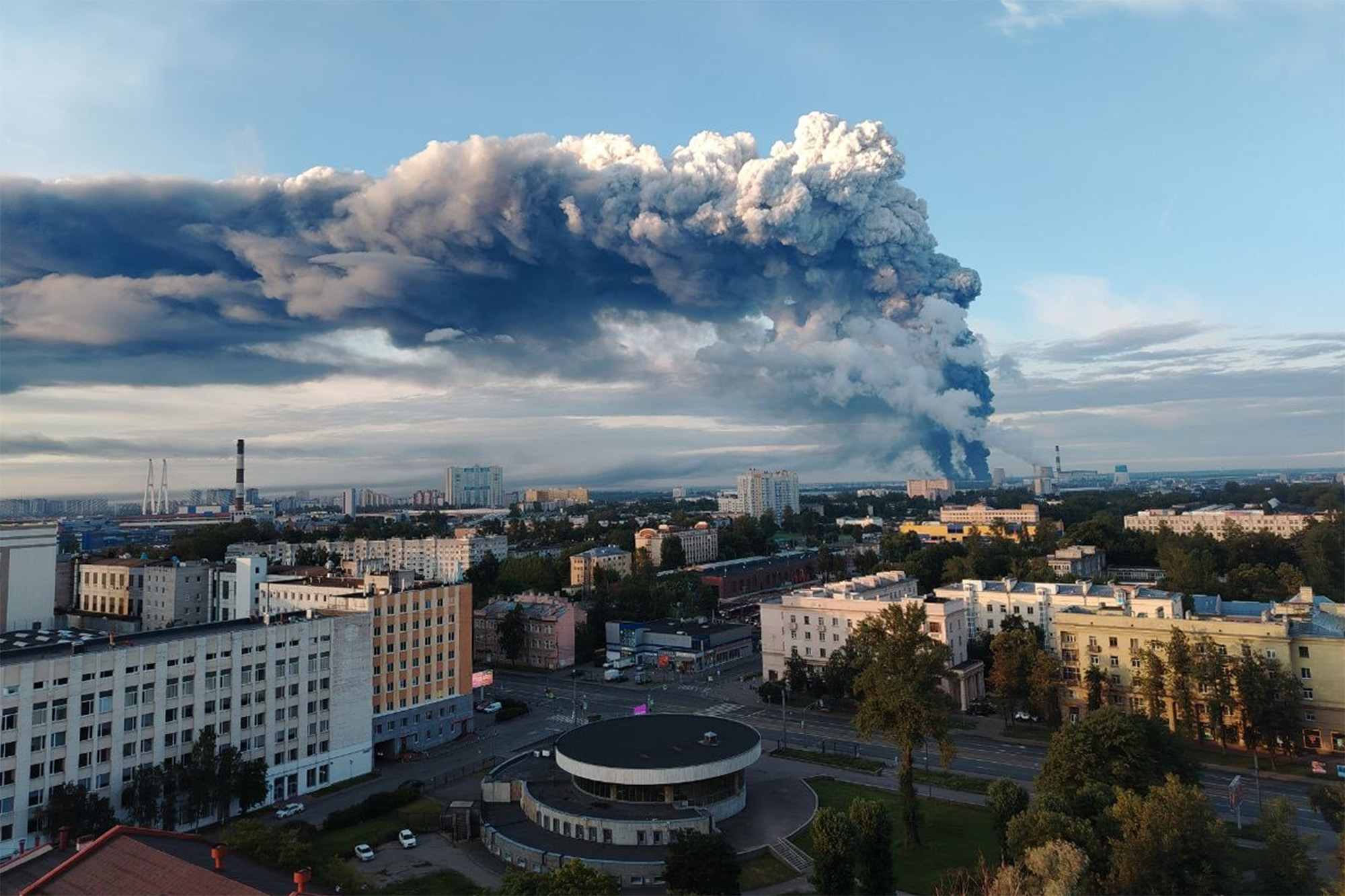 Вид на столбы дыма от станции метро «Пролетарская». Фото: Читатель «Бумаги»
